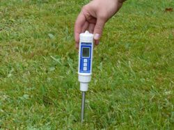 Qui pu vedere il misuratore di umidit  mentre rileva l'umidit nella terra.